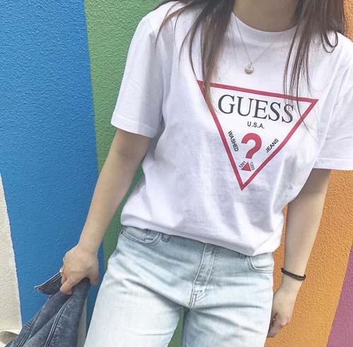 今年流行りの《“GUESS”Tシャツ》オススメの着こなし術を伝授しちゃい