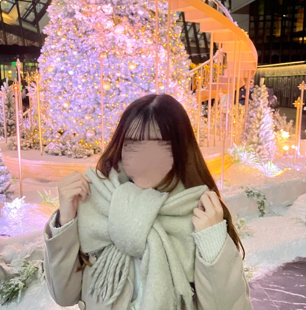 住友ビルのツリーの前で撮影した人物の写真